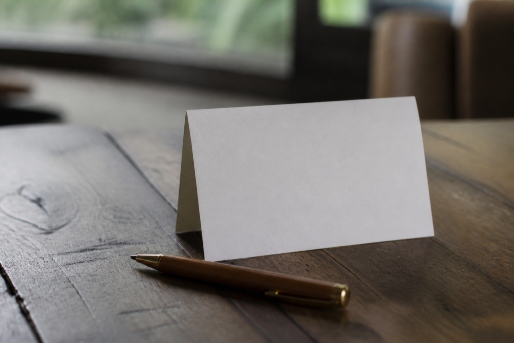 Carte manuscrite et stylo sur table en bois