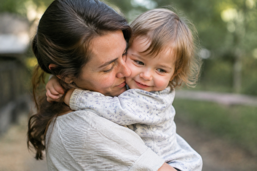 Une femme serre son enfant dans ses bras