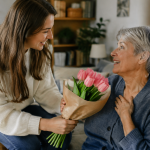 Un texte anniversaire maman touchant à copier, pour toutes les situations Jeune femme offrant des tulipes roses a sa mere