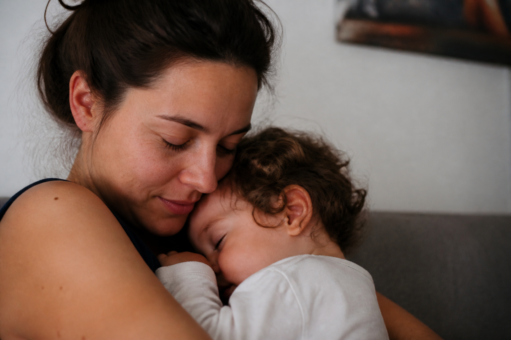 Mere et enfant enlaces dans moment tendre