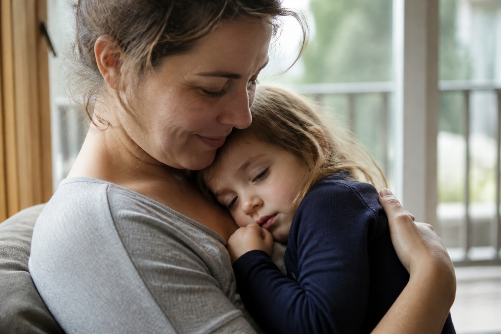 Mere et enfant dans une etreinte tendre et affectueuse