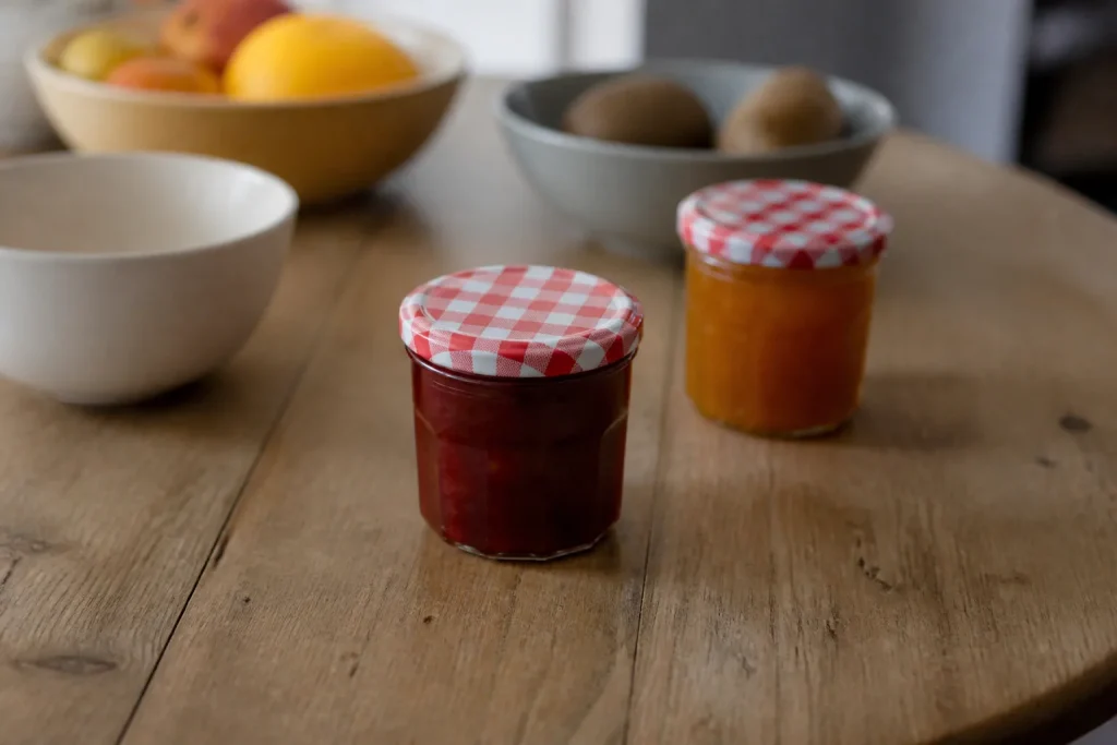 Pots de confiture Bonne Maman couvercle vichy sur table